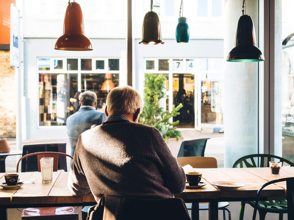 vanilla-coffee-shop-man-bar