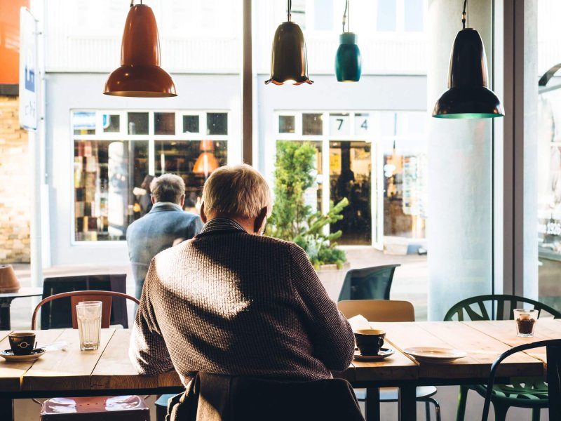 vanilla-coffee-shop-man-bar